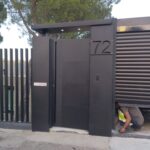 entrada_forrada_chapa_peatonal_moderna_corte_laser