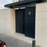 entrada_metalica_peatonal_moderna