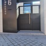 entrada_revestida_ chapa_peatonal_moderna_corte_laser_cristal