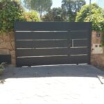 puerta_corredera_con_peatonal_inox